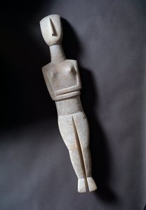 Női bálvány, sematikus figura, fehér márvány okker berakással, ie 3200-2000