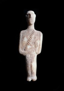 Férfi bálvány, sematikus figura. Fehér márvány szobor okker inkrusztációkkal, ie 3200-2000