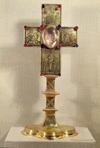 V. Urbán pápa (1310-70) 1368-78 ereklyetartó keresztje (arany, kristály és drágakövek)