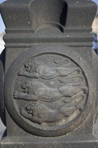 Három oroszlán szimbólum kőoszlopba vésve a Városháza téren