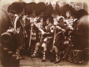 [A 92. Gordon Highlanders tisztje felolvas a csapatoknak, Edinburgh kastély], 1846. április 9. Alkotók: David Octavius Hill, Robert Adamson, Hill & Adamson. alkotó: Hill and Adamson
