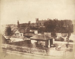 Linlithgow, a vasútállomásról, a városházával, a Szent Mihály-templommal és a palotával, 1843-184 Alkotók: David Octavius Hill, Robert Adamson. alkotó: David Octavius Hill, Robert Adamson