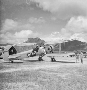 Fairey Swordfish I torpedóbombázó felderítő kétfedelű repülőgép K8386, kód: 945, a 824-es repülőszázad flotta légiereje, Kai Tak repülőtéren, Hongkongban.