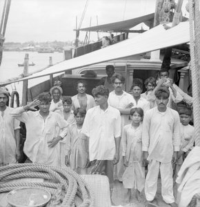 A kapitány és a legénység az indiai kotia típusú Karimi dhow (1938-ban épült) fedélzetén, a ceyloni Colombóban horgonyzó hajón. alkotó: David Watkin Waters