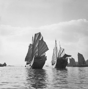 Két Yeungkong halász típusú dzsunka vitorla alatt Aberdeenben, Hongkongban alkotó: David Watkin Waters