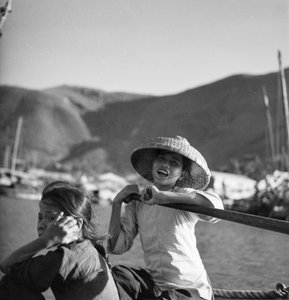 Két fiatal sampan lány Aberdeenben, Hongkongban