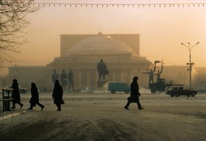 Vlagyimir Lenin szobra őrzi a novoszibirszki színházat. Novoszibirszk, Oroszország.