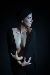 Elmélkedő nő alkotó: Denisa Justusová Šumcová