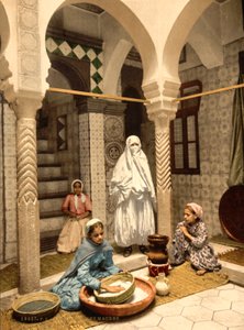 Mór nők kuszkuszt készítenek az udvaron, Algír, Algéria, 1899 körül (fotomechanikus nyomat)