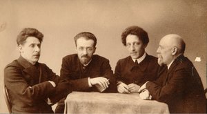 A költők csoportportréja Alexander (Alexandre) Alekszandrovics Blok (1880-1921), Georgii (George) Chulkov (1879-1939), Konstantin Alekszandrovics Erberg (Siunnerberg, Syunnerberg, Sunnenberg) (1871-1942) és Fjodor Sologub (Fiodor Sologub) Fjodor Kuzmit