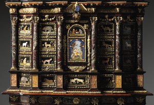 XIV. Lajos állványos szekrény (aranyozott bronz, pietra dura, teknőspáncél, kőris, ebonizált és aranyozott parcella) (lásd még: 1766355-6) alkotó: Domenico and Gobelins workshop (attr. to) Cucci
