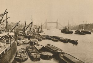 Szállítás a londoni medencében: Kilátás a London Bridge-től a Tower Bridge-ig, 1935. alkotó: Donald McLeish