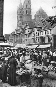 A piac a wormsi székesegyházban, Worms, Németország, 1922.