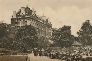 A Victoria Garden Villiers utcai része és a Cecil Hotel kilátása, 1935. alkotó: Donald McLeish