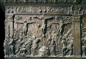 A jó tolvaj (Dismas) és a rossz tolvaj (Gesmas) ábrázolása, Jézus Krisztussal együtt keresztre feszítve. A bal oldali szószék alacsony domborműve, c. 1460