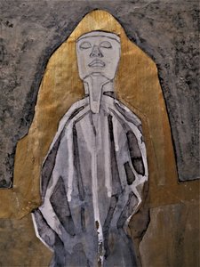Aranyszínű meditációs szobor