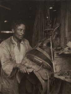 Férfi nyereggel, 1920 körüli (platina nyomat)