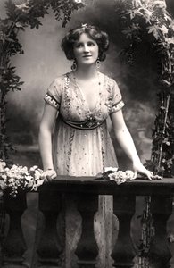 Nina Sevening, színésznő, 1900-as évek.