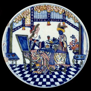 Delfti porcelántányér, amely egy nőt ábrázol egy asztalnál, amelyet fekete szolgája szolgál fel. 1705 Sevres, Nemzeti Kerámiai Múzeum alkotó: Dutch School