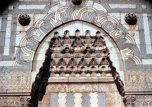 Részlet az iszlám iskola bejárati portáljáról (1251 körül)