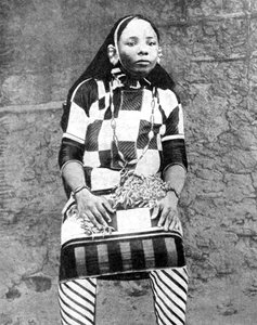 Egy gazdag arab divatos felesége, Afrika, 1936.