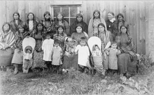 Kate McBeth († 1915) a Nez Perce Womens Sewing Society nőivel alkotó: E. Jane Gay