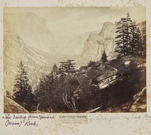 Yo-Sem-i-te Valley, Kalifornia. A völgy a Komah (Hold) szikláról