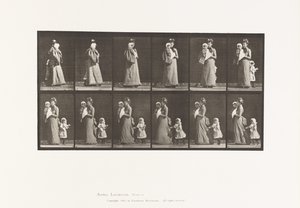 52. tábla. Járó hordozó gyermek, megfordulás; egy másik gyerek (70), aki a 9-es ruhát tartja alkotó: Eadweard Muybridge