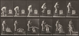406. tábla. Egy nő egy vödör vizet önt egy másik nőre alkotó: Eadweard Muybridge