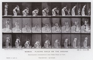 Mozgó emberalak: Nő, gyermeket fektet a földre (f/w fotó) alkotó: Eadweard Muybridge