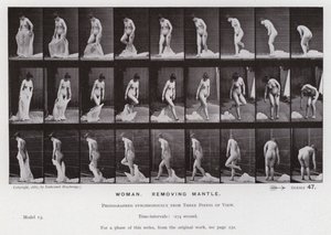 Mozgó emberi alak: nő, leveti a köpenyt (f/w fotó) alkotó: Eadweard Muybridge