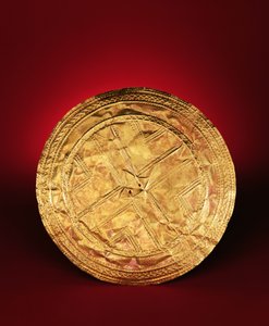 Valószínűleg brossnak használt lemez, Tedavnetből, Monaghan megyéből, ie 2200-2000 (arany)
