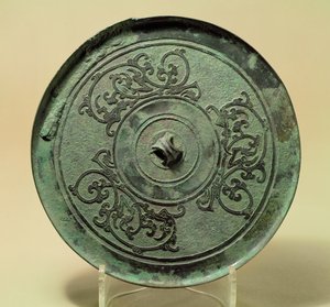 Tükör átlapolt sárkányokkal, Kelet Zhou-dinasztia, Hadakozó Államok időszaka, ie 475-221 (bronz)