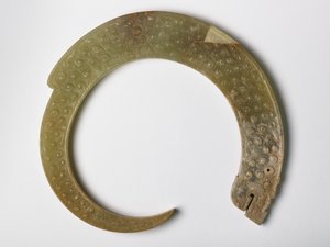 Medál tekergős sárkány (jade) formájában
