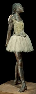 14 éves vagy nagyszerű táncos, Edgar Degas (1834-1917) szobra, bronz patinában, tüllben és rózsaszín szaténban, fa alapon alkotó: Edgar Degas