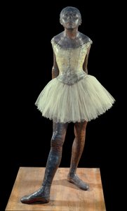 14 éves vagy magas táncos öltözött - Edgar Degas (1834-1917) szobra bronz patinából, tüllből és rózsaszín szaténból fa alapon alkotó: Edgar Degas