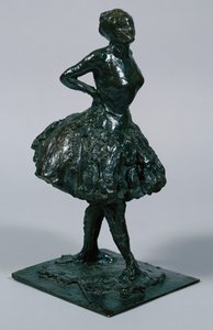 Táncosnő alkalmi ruhában, csípőre tett kézzel, jobb lábával előre, öntött 1919-21 körül alkotó: Edgar Degas