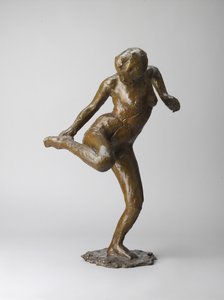 Táncosnő jobb lábfejének talpát nézi (bronz, halványbarna patinával. Üreges, veszett viasz, öntvény).