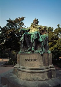 Edmund von Hellmer (1850-1935) által készített Johann Wolfgang von Goethe (1749-1832) német költő előtt álló emlékmű alkotó: Edmund Ritter von Hellmer
