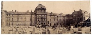 A Louvre Múzeum: a Napóleon-udvar a körhinta felől