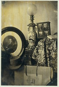 Csendélet Asser fényképes portréjával, sztereoszkóppal és portfólióval