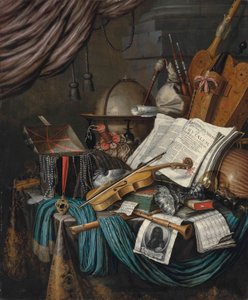 Földgömb, koporsó ékszerekkel és medálokkal, könyvek, hurdy, duda, lant, hegedű, felfordított ezüst tazza és roemer, nautilus kagyló, magnó, shawm, önarcképes nyomat a művész és egy kotta egy terített asztalon, ac