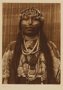 [Egy fiatal chinook nő] alkotó: Edward S. Curtis