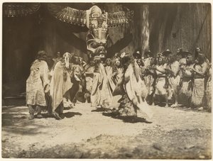 [Naida az Élet és halál táncát járja] alkotó: Edward S. Curtis
