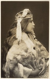 [Naida, a büszke hercegnő] alkotó: Edward S. Curtis