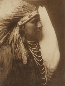[Három toll - Egy Nez Perce indián] alkotó: Edward S. Curtis
