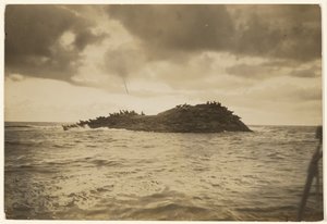 [Sziklás, szörfös szigetekre vitt a kenum] alkotó: Edward S. Curtis