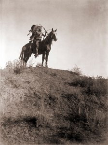 Absaroke Warrior on Horseback – Edward S. Curtis, 1910 körül (ezüst nyomat) alkotó: Edward Sheriff Curtis