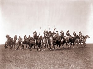 Brule Sioux War Party – Edward S. Curtis, 1907 körül (tónusos ezüst nyomat) alkotó: Edward Sheriff Curtis