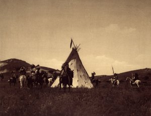 Sioux tábor. Szokás volt, hogy a harcosok egy kört lovagoljanak a vezérük körútja körül, mielőtt ellenséges rajtaütésre indulnának. A fotó Edward S. Curtis észak-amerikai indiánokról szóló enciklopédiájának (1868-1952) 3. kötetéből készült, Theodore Roose  alkotó: Edward Sheriff Curtis